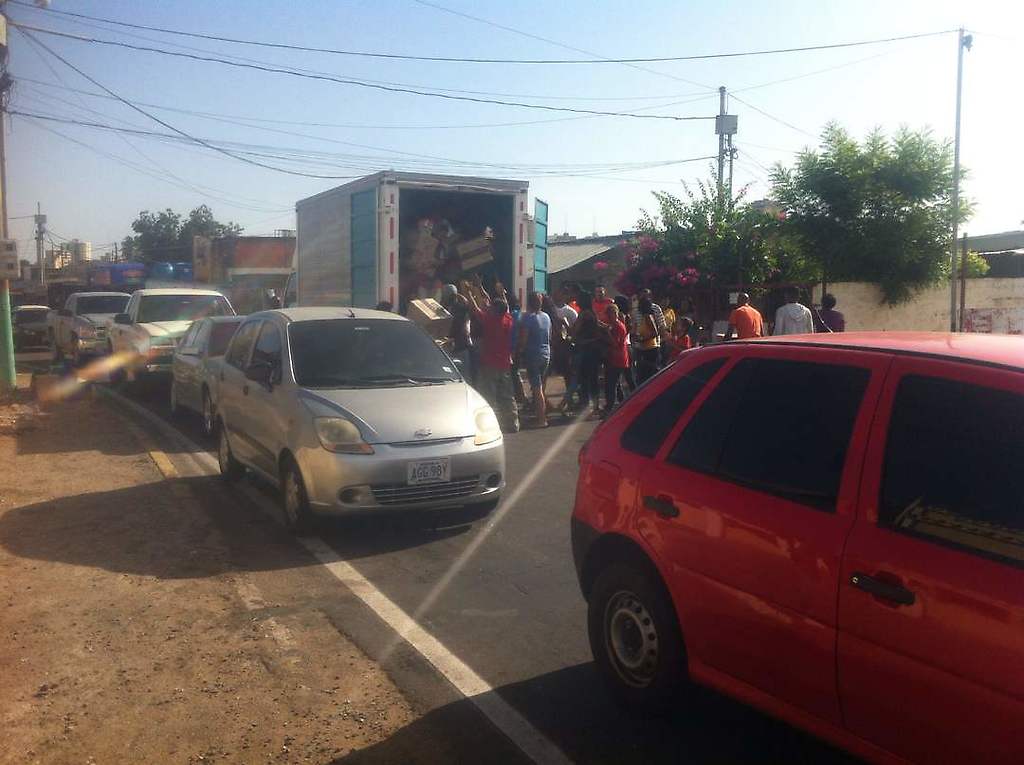 Saqueado camión de comida en Maracaibo