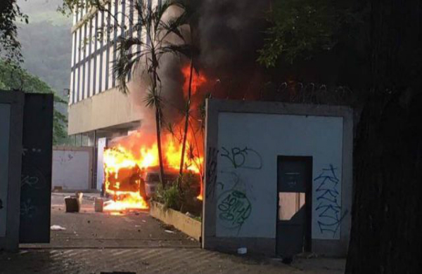la tarde de este lunes atacaron la Central Las Delicias de la Cantv, atentando contra servicios que brindan a la comunidad de la zona y sectores aledaños.