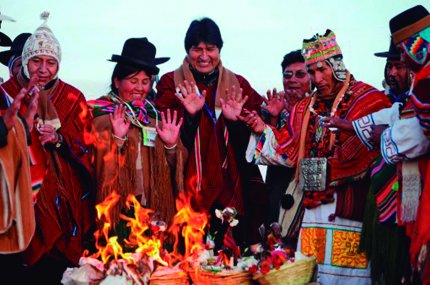 Con las manos hacia el Tata Inti (el sol) el Año Nuevo Andino Amazónico.