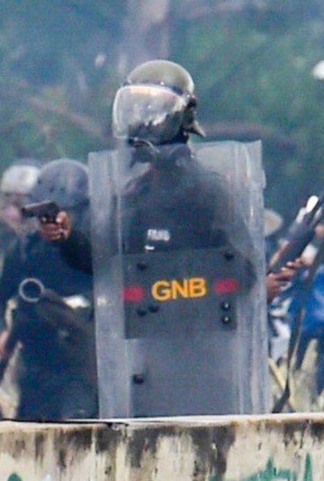 Efectivo de la GNB accionando una pistola en contra de manifestantes en Altamira, Caracas.