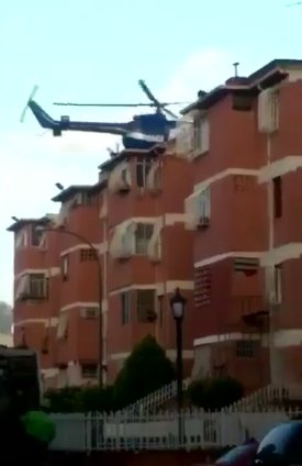 Maniobra irresponsable del piloto al aterrizar helicóptero en pequeño edificio.