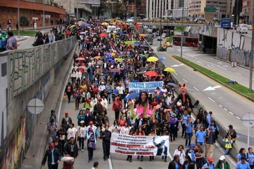 Sigue la protesta de los maestros colombianos.
