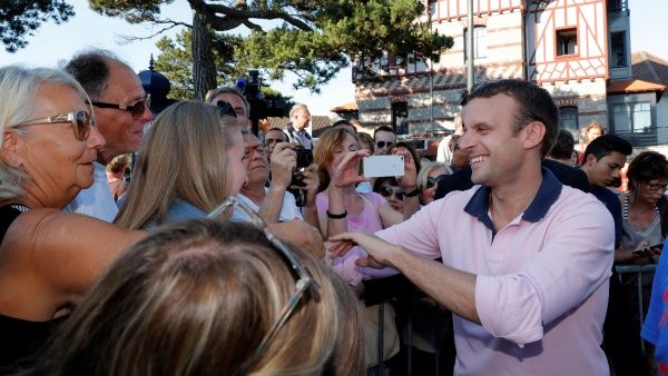 Macron (a la derecha) goza de una alta popularidad entre la sociedad francesa