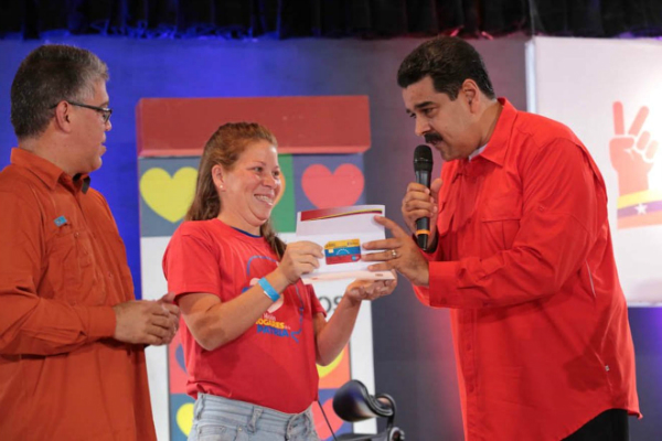 El presidente de la República Bolivariana de Venezuela, Nicolás Maduro Moros, entregó este domingo la tarjeta un millón de la Gran Misión Hogares de la Patria y aprobó recursos para incorporar más familias vulnerables de todo el país.