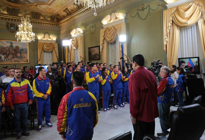 El presidente Maduro con los atletas que representarán a Venezuela en los Juegos Sordolímpicos de Turquía 2017