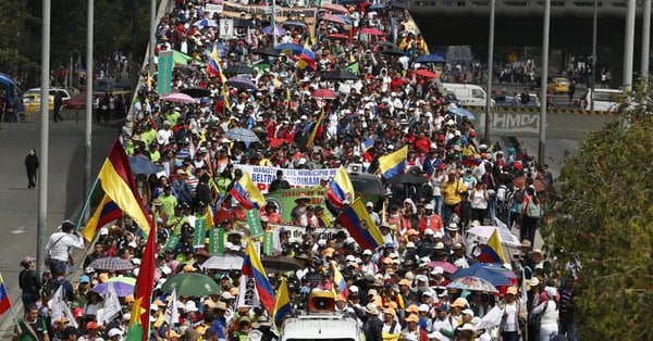 Resultado de imagen para protestas  contra maestros EN COLOMBIA