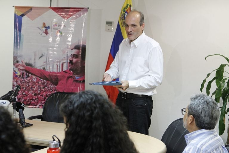 Con esta inversión, explicó Menéndez, Petrosinovensa pasará de una producción de 165 mil barriles diarios a 230 mil, mientras que la empresa mixta Petrozumano incrementará 15 mil barriles diarios adicionales a su producción.