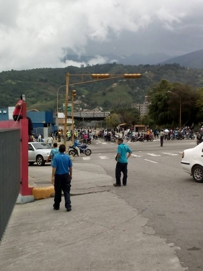 Manifestación en sector Pie del Llano Mérida, deja un funcionario policial muerto y tres heridos
