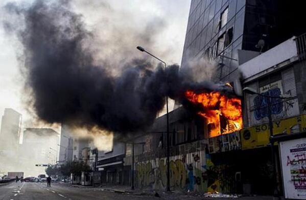 Violentos queman sede del Ministerio de la Vivienda en Chacao