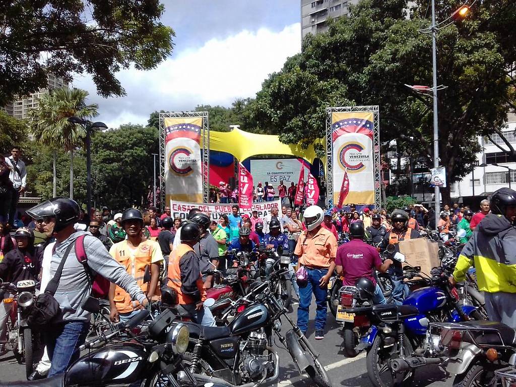 Tarima colocada por el Ejecutivo frente a la Fiscalía, desde la cual colectivos pro-Maduro sabotearon la concentración de apoyo a la Fiscal General, Luisa Ortega Díaz