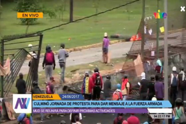 4:26 pm: Opositores violentos dentro de la base militar de La Carlota atacan a efectivos militares