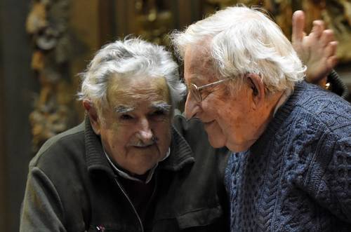 El ex mandatario uruguayo José Mujica y el lingüista de Estados Unidos Noam Chomsky participaron ayer en Montevideo en la conferencia Los derechos para construir democracias sociales