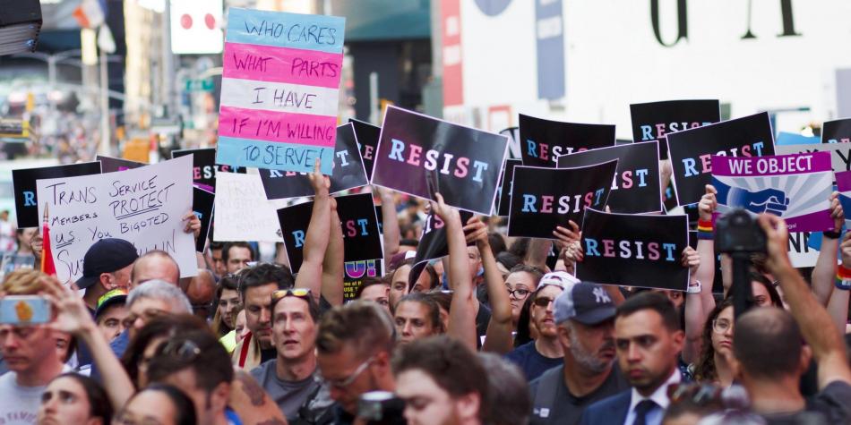 Cientos de personas protestan en Nueva York contra el anuncio del presidente Donald Trump de prohibir que los transexuales sirvan en las Fuerzas Armadas de EEUU