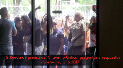 A la salida de la rueda de prensa del Chavismo Crítico, algunos manifestantes de la reunión  que mantenía el PSUV en la calle, gritaron improperios a los asistentes a esta rueda, los llamaron traidores.