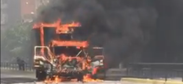 Camión prendido en candela por violentos de Chacao