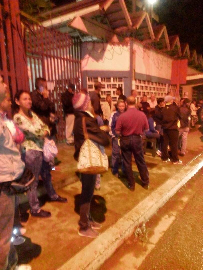 Votantes esperan apertura de centro electoral en Los Teques