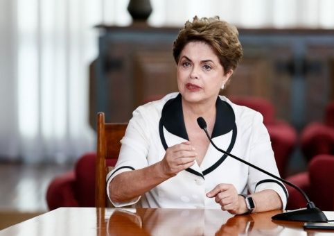 Dilma Rousseff criticó el precio de la gasolina que está siendo vendida a más de 4 reales el litro.