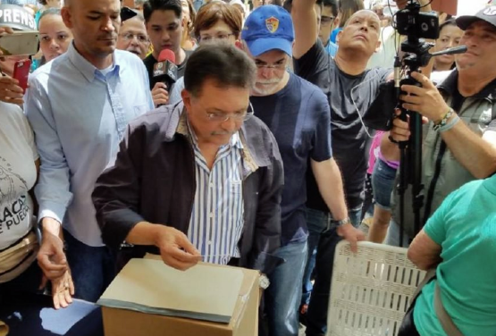 Germán Ferrer diputado por el PSUV, votó en el Plebiscito