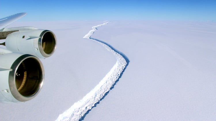 El bloque de hielo, de 5.800 kilómetros cuadrados de superficie (un tamaño dos veces mayor al territorio de Luxemburgo) y un peso de un billón de toneladas