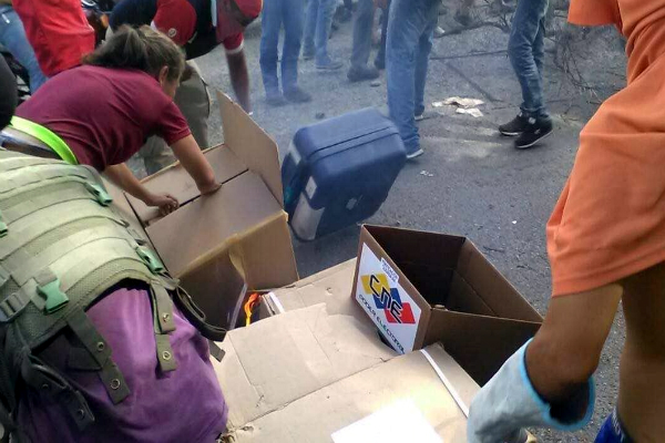 En la población de Tovar (MËRIDA) una turba destruyó maquina y material electoral del CENTRO DE VOTACIÓN "ESCUELA LA PLAYA".
