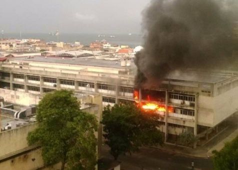 El pasado jueves durante el paro convocado por la derecha venezolana grupos violentos quemaron la sede del Ministerio de Hábitat y Vivienda, en el estado Zulia, en el oeste del país.