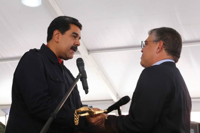 El presidente Maduro le hace entrega de la réplica del sable de El Libertador Simón Bolívar a Elías Jaua