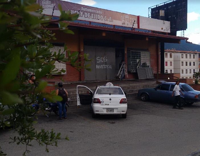 Mérida Grupo vandalico destrozó y quemó agencia del Banco Mérida Grupo vandalico destrozó y quemó agencia del Banco