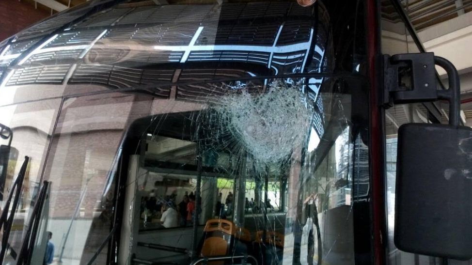 6 buses atacados, estación agredida y suspensiones