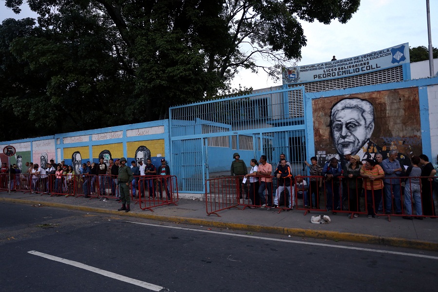 Ciudadanos ejercen su derecho al voto para la ANC en Caracas