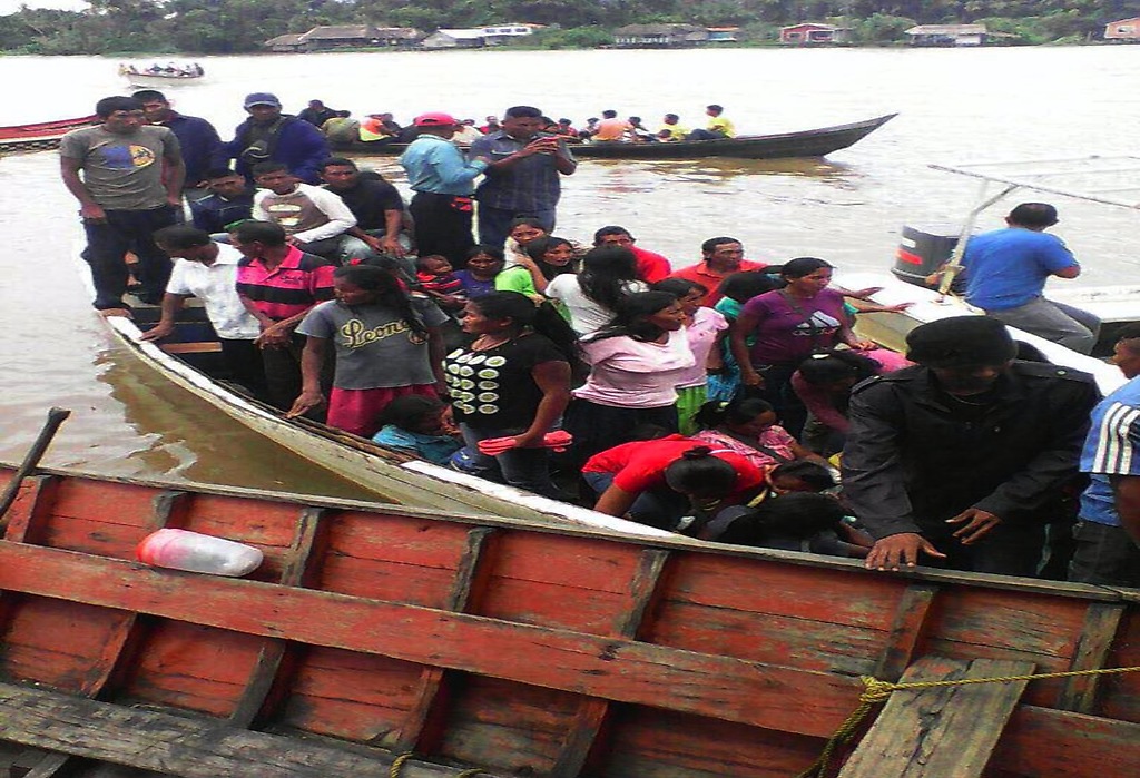 Waraos se dirigen en canoas a un centro de votación