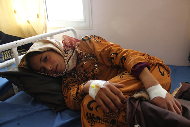 Afnan Fawaz, de 14 años, recibe tratamiento en el Hospital Al-Jumhouri, apoyado por UNICEF.