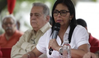 Rodríguez indicó que con el decreto que firmó Trump el viernes "se acaba de formalizar el bloqueo financiero contra Venezuela"