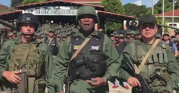 MG Suarez Chourio con las fuerzas militares que recuperan control del Fuerte Paramacay