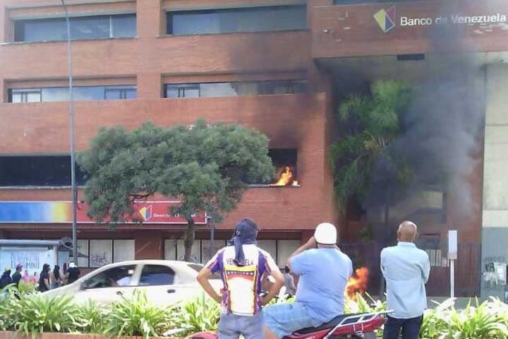 Incendio en el Banco de Venezuela en la Av. Bolívar Norte, en Valencia, Edo. Carabobo