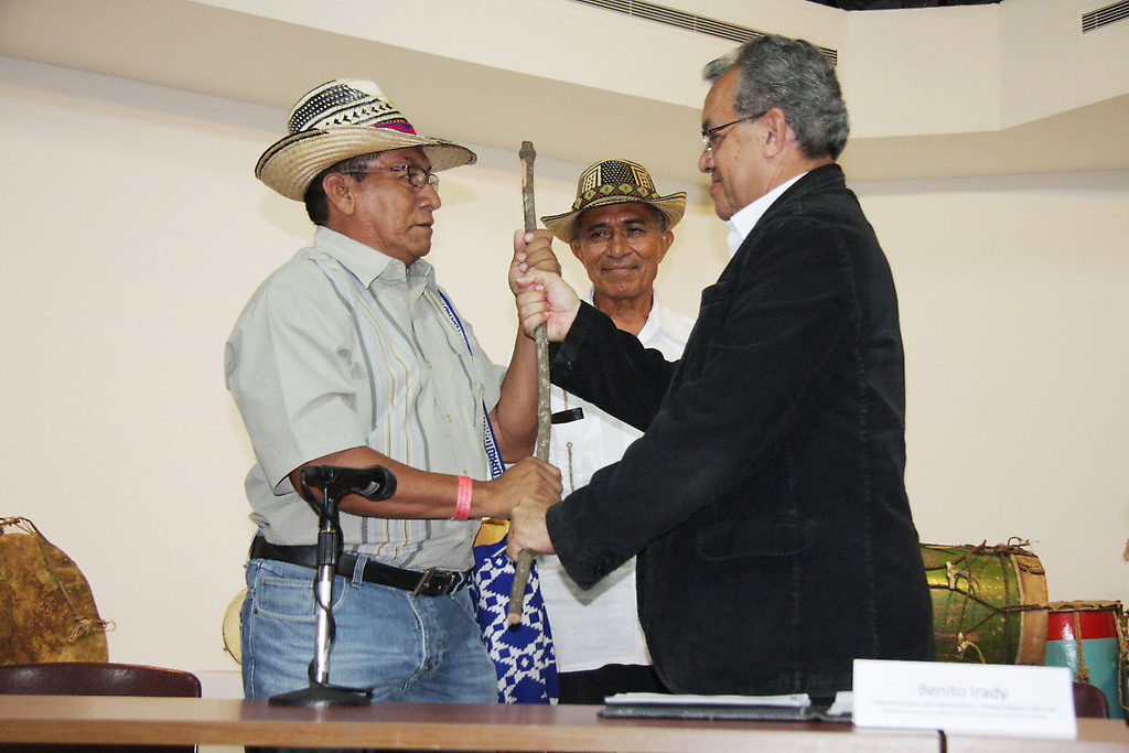 Benito Irady recibe el Bastón de Mando  Wayúu