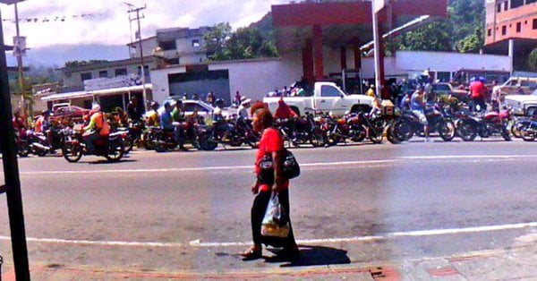 En Mérida largas colas para surtir gasolina desde hace tres días