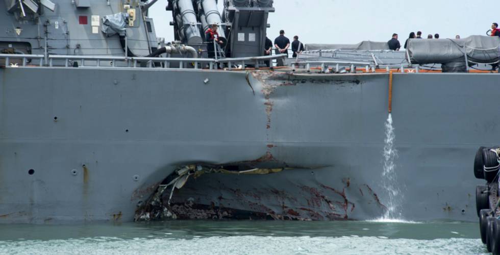 El destructor estadounidense USS John S. McCain tras la colisión