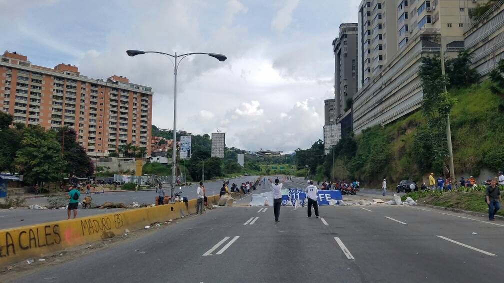 Una de las protestas localizadas en el este de Caracas, luego de la sublevación militar ocurrida en Carabobo