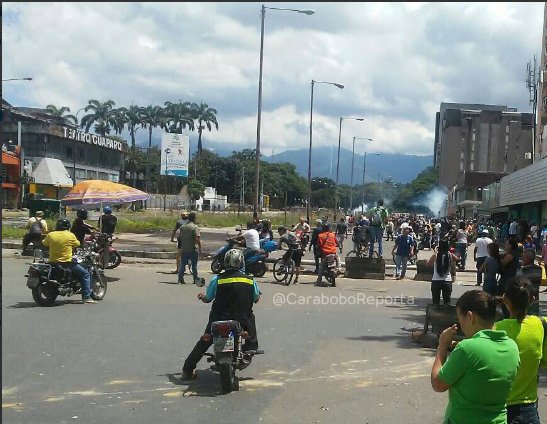 Manifestantes opositores salieron a la calle en las proximidades del fuerte asaltado