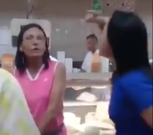 Esta mujer agrede con insultos y manoteos a la rectora Socorro Hernández