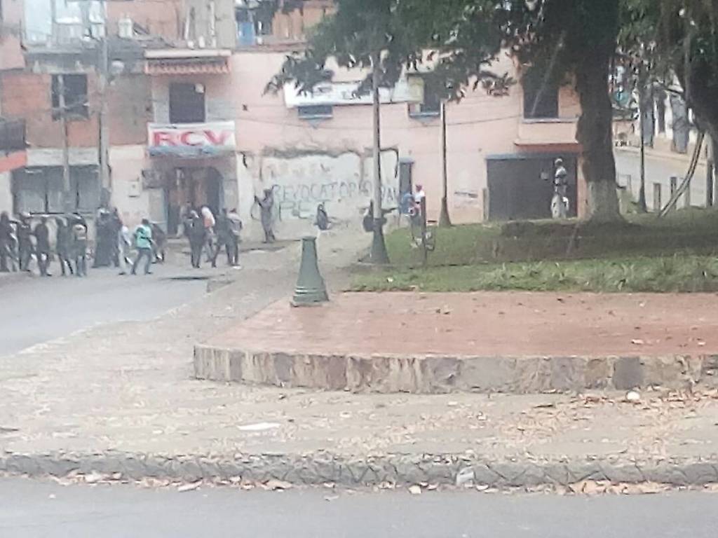 Destrucción de la plaza por los terroristas frente al liceo Jaúregui