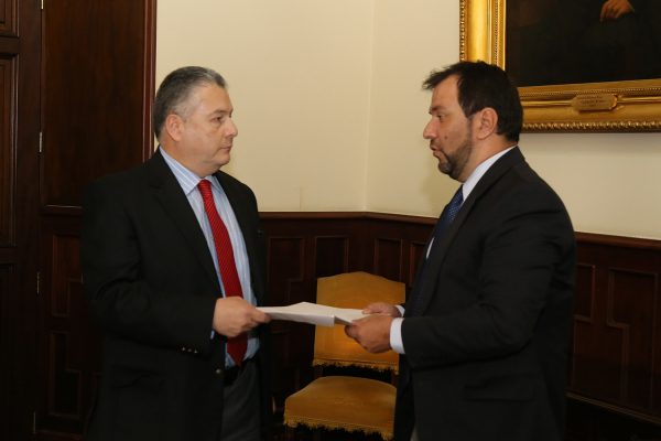 El viceministro de Relaciones Exteriores para Europa, Yván Gil (derecha) y el encargado de negocios de la República de Colombia, Germán Castañeda