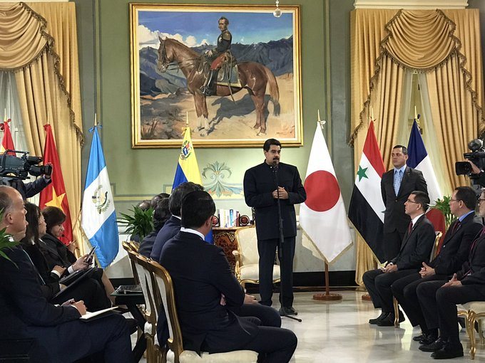 Presidente Maduro con jefes de misiones que entregaron sus cartas credenciales, en acto realizado en el Palacio de Miraflores