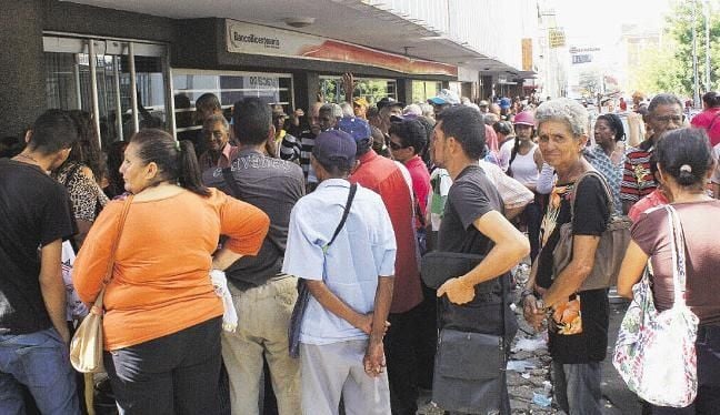 Pensionados sometidos a largas colas en Maracaibo