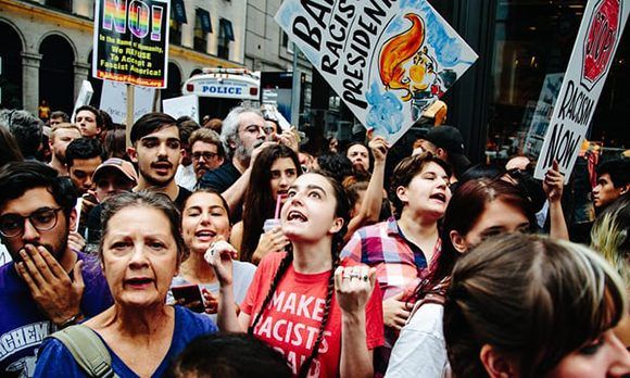 Las calles de Nueva York se repletaron de manifestantes que protestasn contra las políticas de su presidente, Donald Trump.