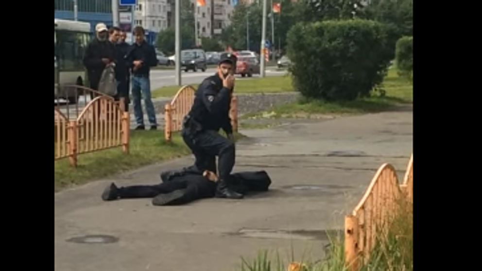 Momento en el que la policía rusa neutraliza al atacante