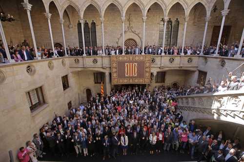 Alcaldes catalanes bajo investigación del gobierno español se reunieron en el Palacio de la Generalitat para ratificar su apoyo al referendo
