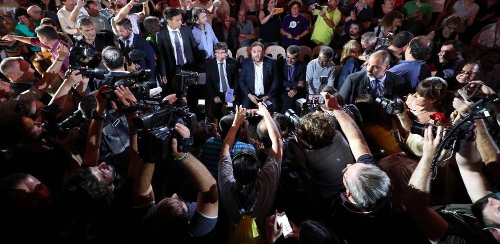 Puigdemont y Junqueras, rodeados de periodistas
