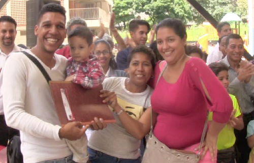 Familias sonrientes en la entrega de títulos a vecinos del Juan Vives Suriá