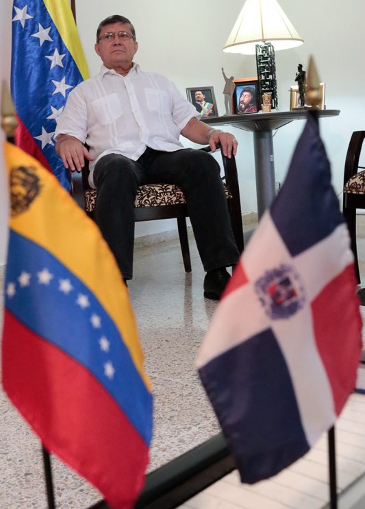 El embajador de Venezuela en República Dominicana, Alí Uzcátegui